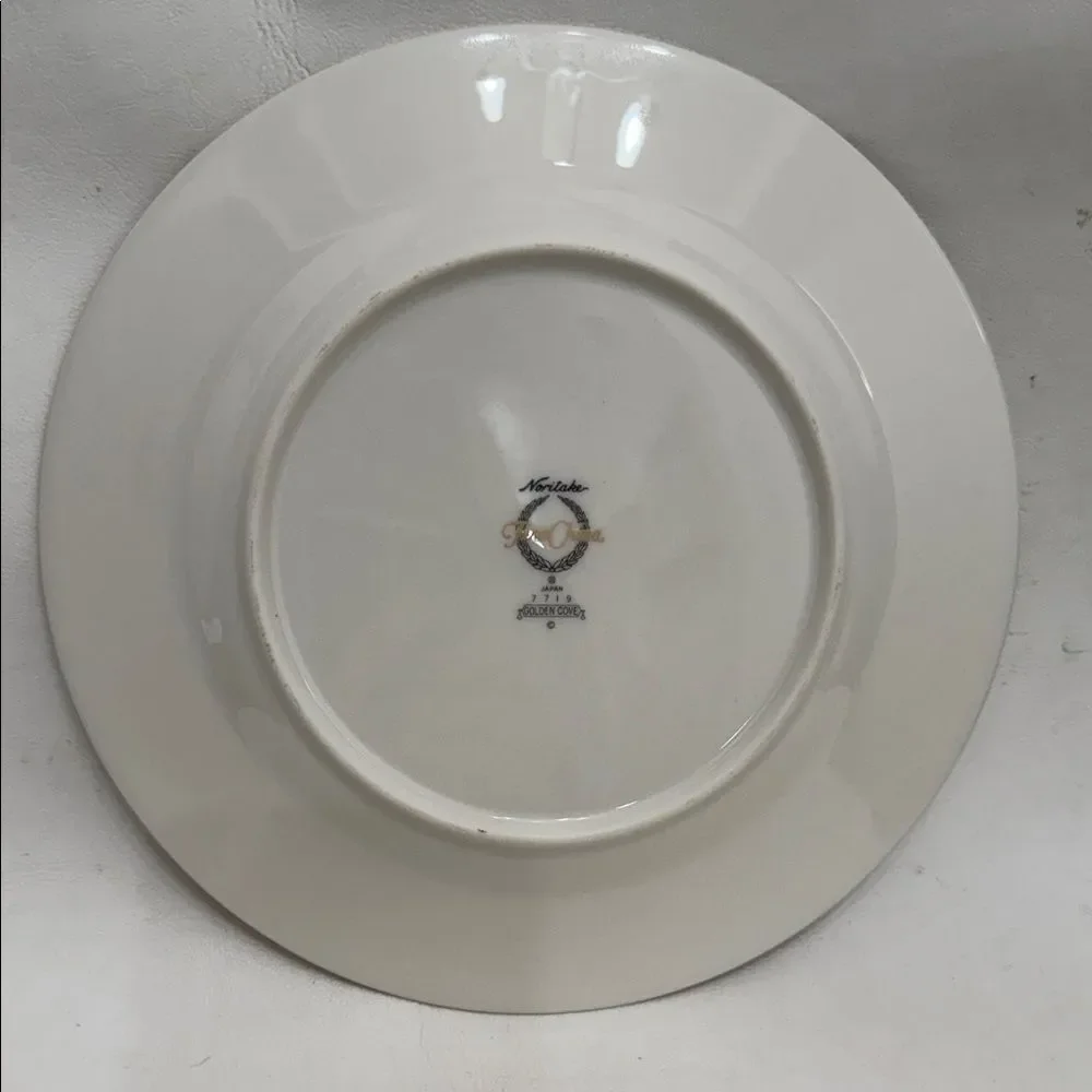 Noritake Golden Cove 1 Fine China Japan 7719 White Ivory Gold Accent Salad Plate